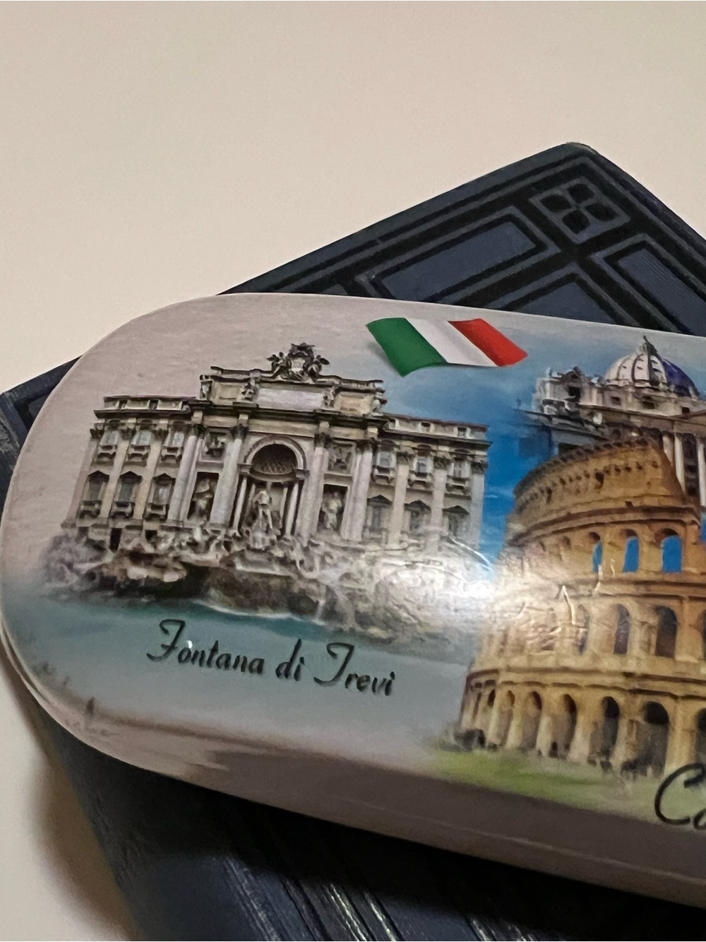 NWOT ROME THEMED HARD SHELL GLASSES CASE. - Picture 2 of 7